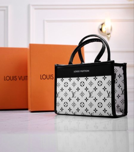 شنطة LV مع البوكس والأوراق